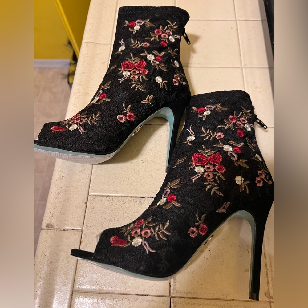 Betsey Johnson embroidered ankle booties, never worn✨